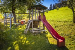 <strong>Spielplatz </strong><br>perfekt für die Kinder
