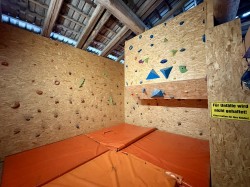 <strong>unsere Boulderwand</strong><br>perfekte wenn es mal regnen sollte.