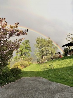 <strong>Regenbogen</strong><br>über dem Spielplatz