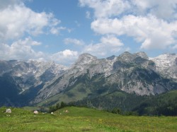 <strong>Prachtvolle Aussichten</strong> <p>bei saftigen Almwiesen und herrlichen Gebirgszügen.</p> Prachtvolle Aussichten