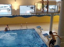 <strong>Therme Amadé</strong> <p>Sprungturm und Schwimmbecken.</p> Therme Amadé